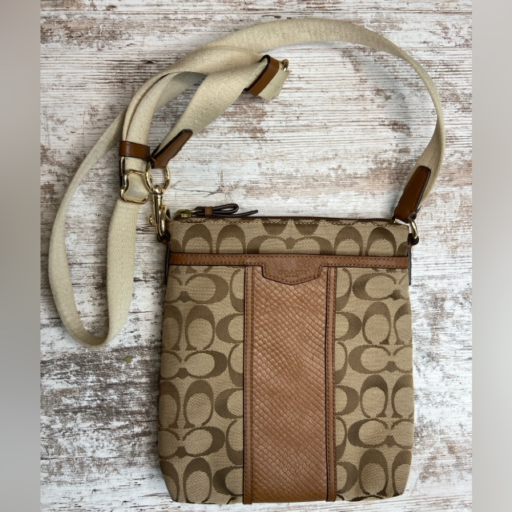 Coach Sutton Signature Swingpack Crossbody Tan EUC